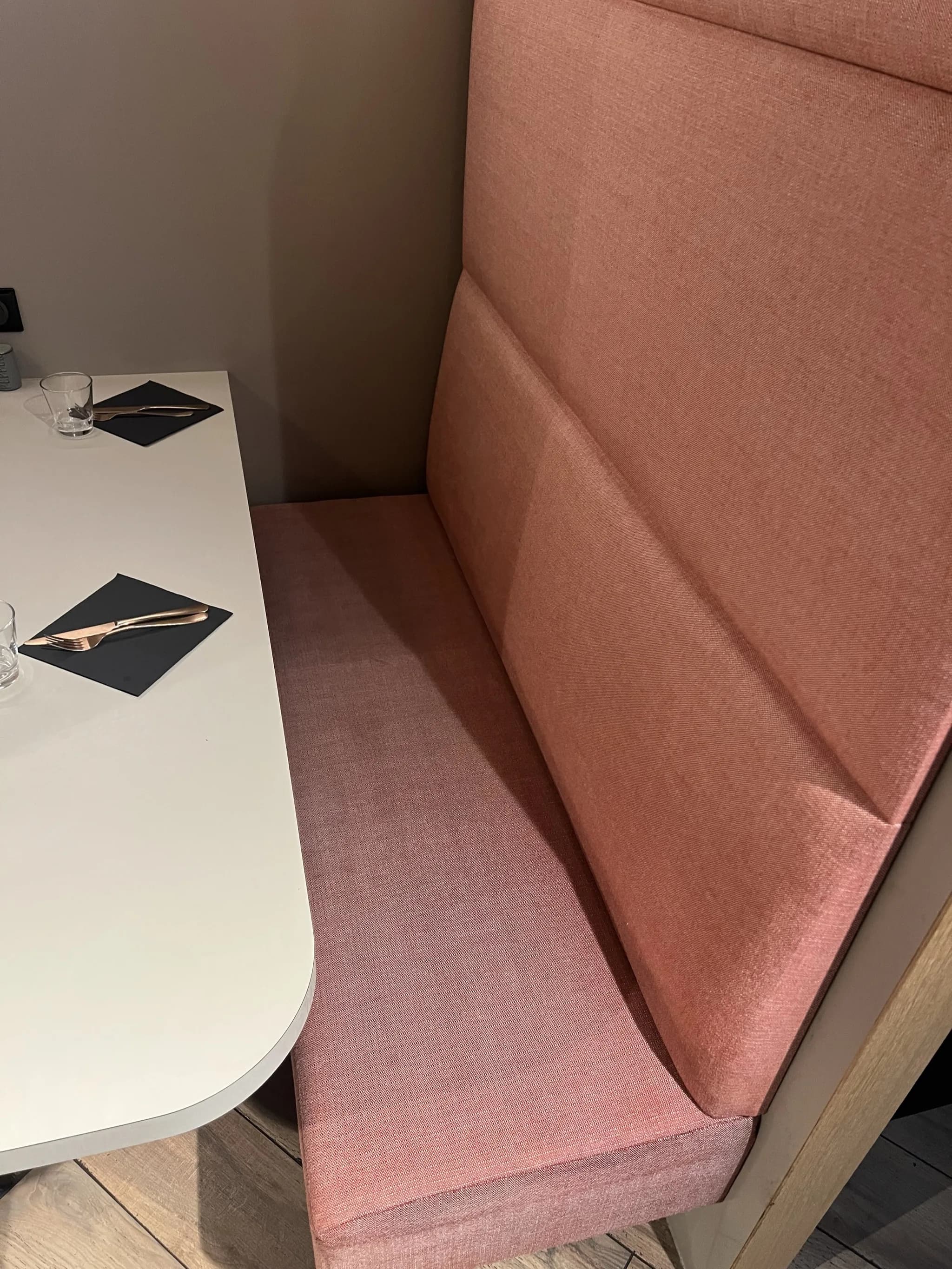Banquette en tissu détachée et ravivée, après