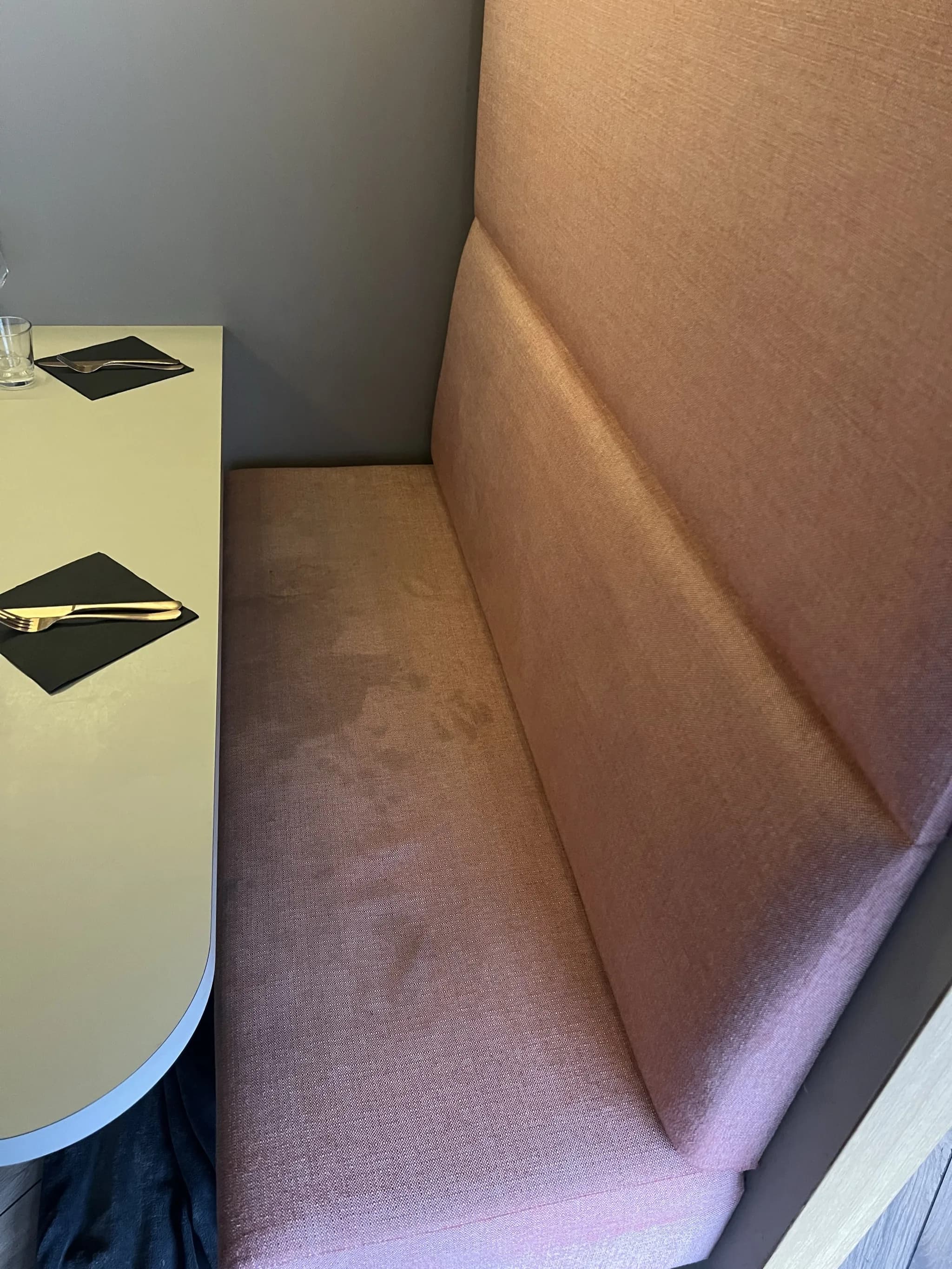 Banquette en tissu détachée et ravivée, avant