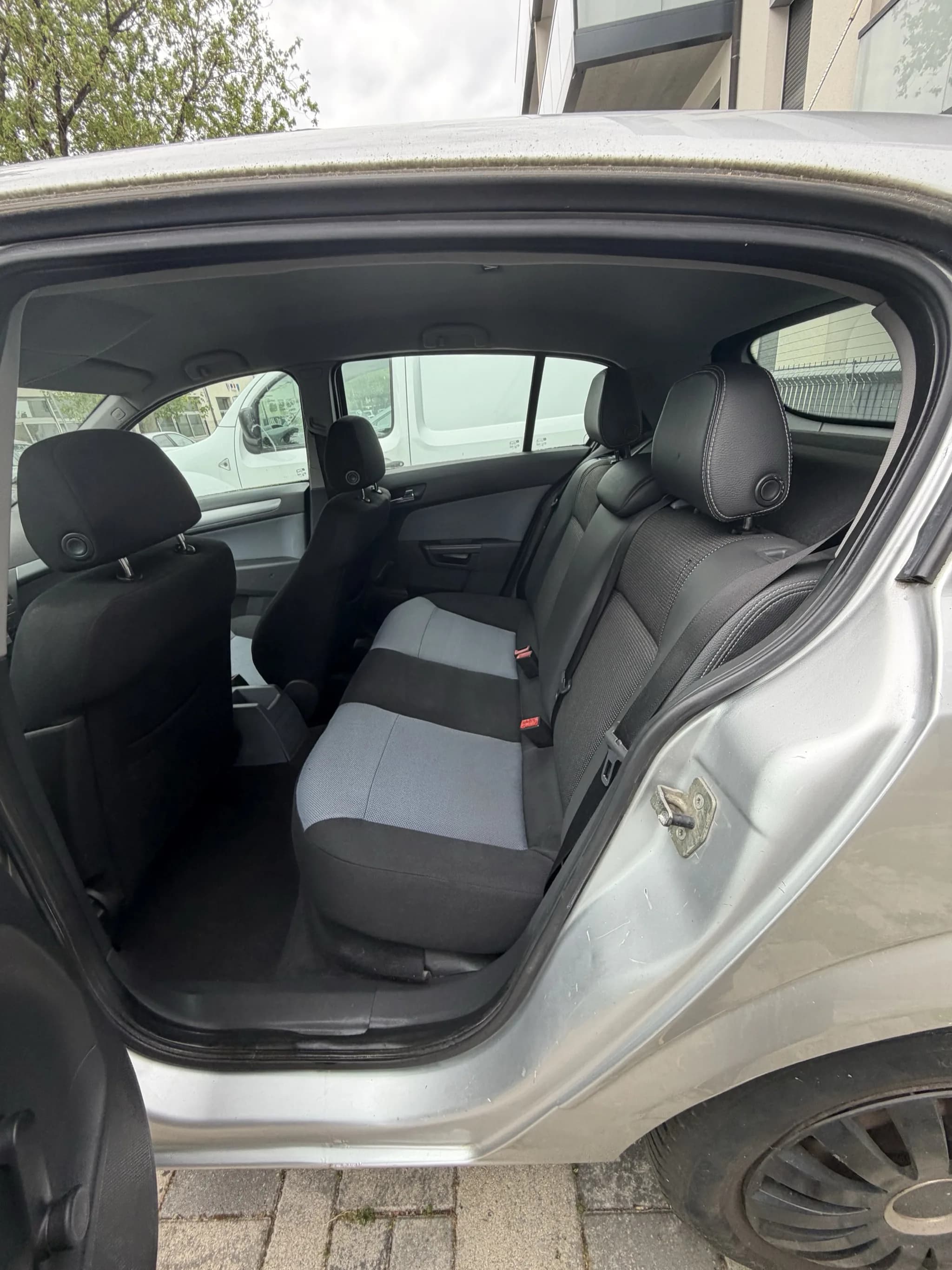 Sièges de voiture nettoyés en profondeur, après