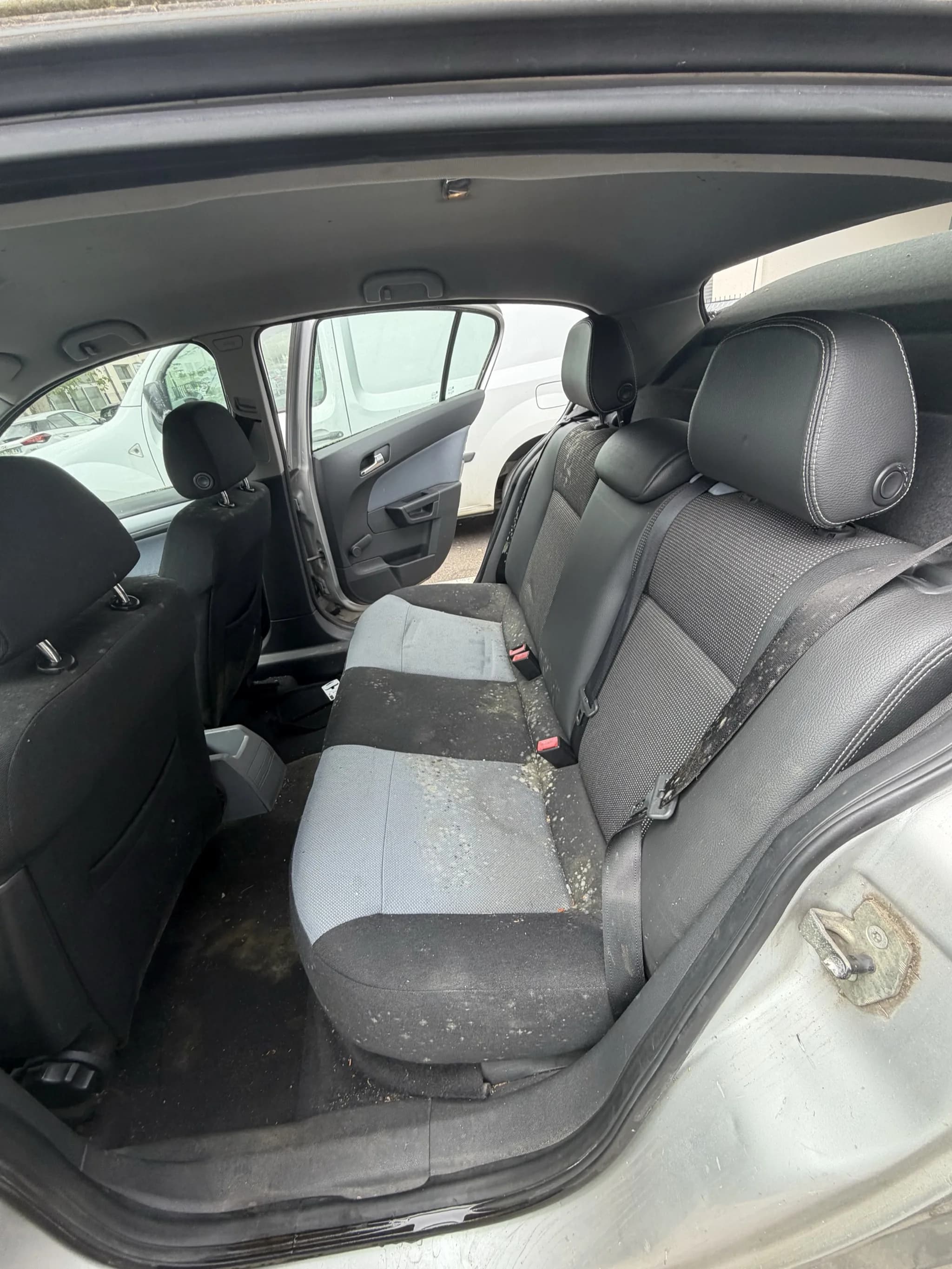 Sièges de voiture nettoyés en profondeur, avant