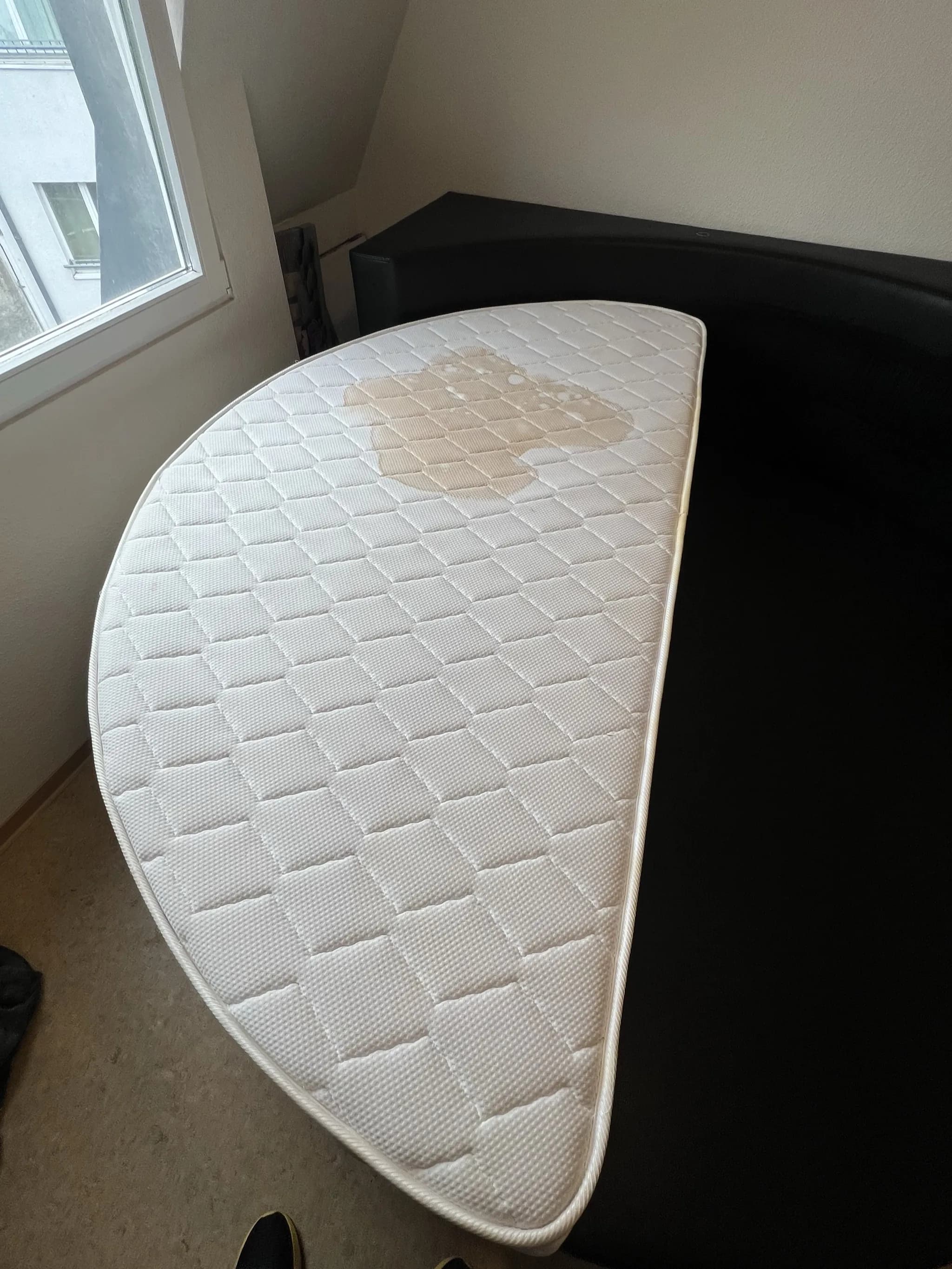 Matelas désinfecté et traité contre les acariens, avant