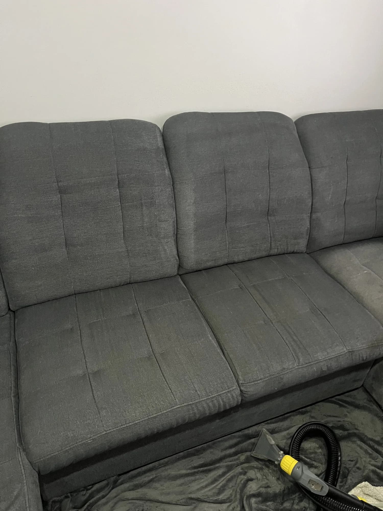 Intervenant SafeCleanse nettoyant une vitre